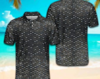 Camisa polo masculina preta e cinza com estampa de vieira, modelo moderno geométrico para golfe, disponível também como regata e camisa casual de manga curta com gola. Ideal para presentear.