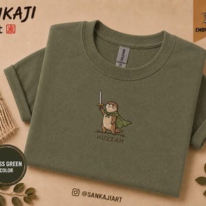 Huzzah Otter Besticktes T-Shirt, Fantasy Otter T-Shirt, süßes Krieger Tier Shirt, gemütliches Cottagecore Tshirt, Gamer Geschenk für Fantasy-Liebhaber