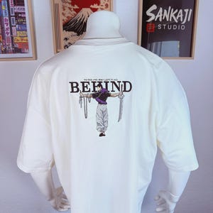 Oversized T-shirt Lone Hunter | Geborduurd ontwerp op de rug van een wandelende zwaardvechter | Crèmekleurige op anime geïnspireerde streetwear | Otaku-cadeau