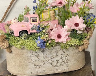 Camión rosa con caballos y heno en un jardín floral. Centro de mesa de Pascua/Primavera: Decoración de mesa estilo granja campestre del oeste.