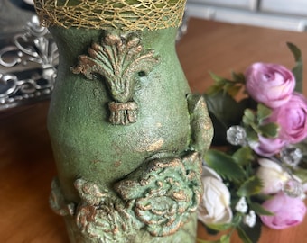 Handgjord Shabby Chic återvunnen glasvas: Gröna och guldfärgade lerrosor