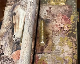 Joyero bohemio pintado a mano: Caballo blanco, corona floral y detalles dorados