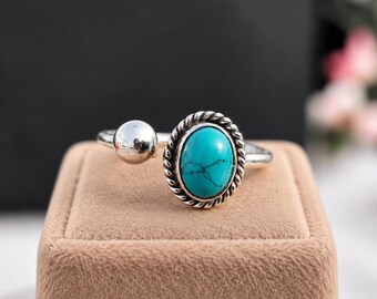 Verstellbarer Ring aus Sterlingsilber mit Türkis: Ovaler Edelstein, gedrehte Fassung, Boho-Stil