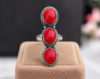 Handgefertigter Dreisteinring aus roter Koralle und Sterlingsilber, auffälliger Boho-Schmuck