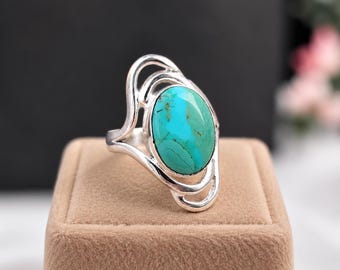 Handgefertigter Ring aus Sterlingsilber mit Kingman-Türkis: Ovaler Edelstein, Boho-Stil