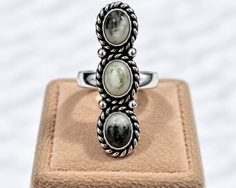 Ring aus Sterlingsilber mit weißem Büffeltürkis, dreisteiniger Statement-Ring im Südwest-Stil