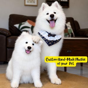 Peut inclure: Deux chiens blancs et duveteux, un grand et un petit, sourient. Le plus grand porte un collier à motifs bleus et blancs. Le texte sur l'image indique : Custom Hand-Made Plushie of your Pet.