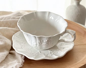 Vintage weiße geprägte Keramiktasse und Untertassen-Set, ausgebogte Blumen-Teetasse, elegante Shabby-Chickaffeetasse, romantische Hochzeitsgeschenktasse