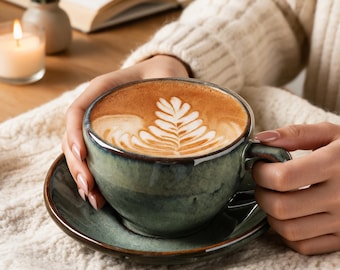 Grüne Reaktivglasur-Keramiktasse und Untertassen-Set, 350 ml rustikale Kaffeetasse, erdige Keramik-Teetasse, Wabi Sabi Latte-Tasse, Handwerker-Geschenktasse