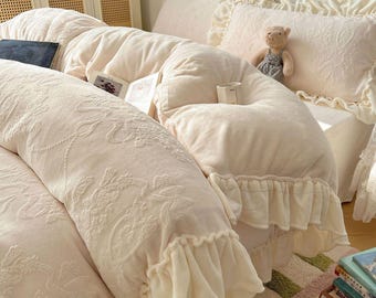 Juego de cama con volantes en relieve color crema y edredón floral vintage