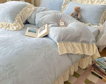 Juego de cama con volantes en relieve azul claro y edredón floral vintage