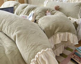 Juego de cama con volantes en relieve verde salvia y edredón floral vintage