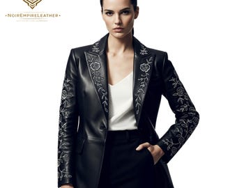 Pode incluir: Blazer de couro preto com bordados florais nas lapelas e mangas. O blazer tem um corte clássico e um fecho de um botão. O bordado floral branco adiciona um toque decorativo. O logotipo da marca é visível no canto superior esquerdo.