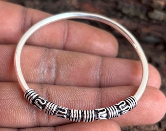 Solid Silver Band Bangle – Polished Silver Bracelets – Elegant Everyday Accessory.