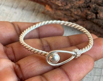 Brazalete ajustable de plata de ley, joyería minimalista hecha a mano.