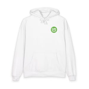 Op de afbeelding: Witte hoodie met een voorzak en een capuchon met trekkoord. Een groen-wit logo staat op de linkerbovenborst. De hoodie is gemaakt van een zacht, comfortabel materiaal.