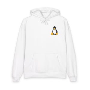 Op de afbeelding: Witte hoodie met een kangoeroezak en een trekkoord. De hoodie heeft een klein geborduurd pinguïnlogo op de linkerbovenborst. De pinguïn is zwart, wit en geel. De hoodie is een casual kledingstuk.