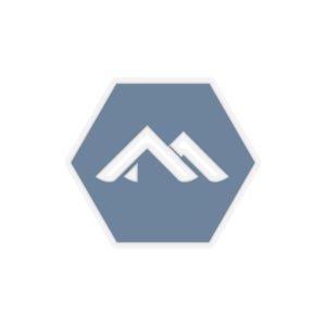Peut inclure: Un autocollant hexagonal présentant un fond bleu sourd avec un graphique de sommet de montagne blanc et stylisé centré dans la forme. Le design a une esthétique épurée avec une bordure blanche entourant tout l'emblème hexagonal.