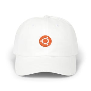 Könnte beinhalten: Eine weiße Baseballkappe mit einem gestickten orangefarbenen kreisförmigen Logo in der vorderen Mitte. Das Logo besteht aus drei weißen Kreisen, die durch geschwungene Linien innerhalb einer orangefarbenen Scheibe verbunden sind.