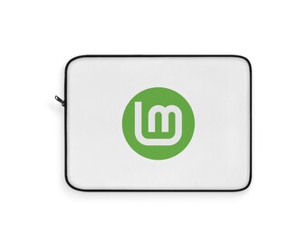Op de afbeelding: Een witte rechthoekige laptoptas met een zwarte rits aan de bovenkant. In het midden op de voorzijde staat een groen cirkelvormig logo met een gestileerde witte letter L en m gecombineerd tot één symbool op een witte achtergrond.