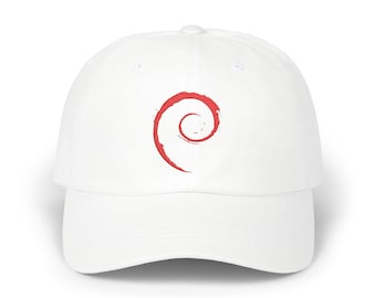 Op de afbeelding: Een witte baseballpet met een rode spiraalafbeelding in het midden op het voorpaneel. De pet heeft een gestructureerde kroon, een gebogen klep en een knoop aan de bovenkant. Het ontwerp bestaat uit een enkele rode krul die uitloopt.