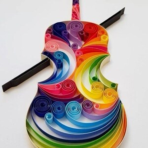 Może przedstawiać: Kolorowe dzieło sztuki z papieru w technice quilling przedstawiające skrzypce. Skrzypce wykonane są z pasków papieru w tęczowych kolorach, w tym czerwonym, pomarańczowym, żółtym, zielonym, niebieskim i fioletowym. Czarny smyczek spoczywa na korpusie.