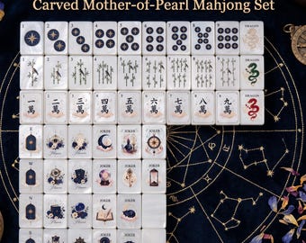 Könnte beinhalten: Ein Set aus rechteckigen Mahjong-Spielsteinen aus Perlmutt mit einem astrologischen Divinations-Thema. Die Steine zeigen Zahlen, Bambusstangen, chinesische Schriftzeichen, Drachenillustrationen und verschiedene mystische Symbole wie Monde und Bücher.