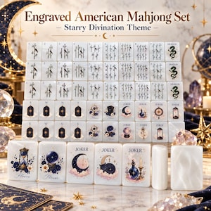 Può includere: Un set di Mahjong americano con tessere bianche incise. Le tessere presentano motivi di bambù, simboli di draghi e illustrazioni celesti tra cui lune, clessidre e sfere di cristallo. Alcune tessere riportano la scritta Joker o Flower.