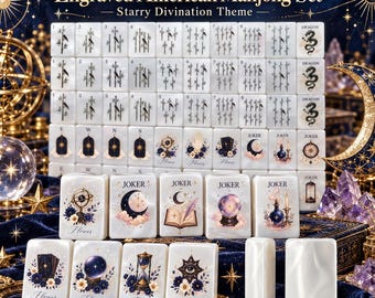 Puede incluir: Un juego de Mahjong americano con temática de adivinación estelar. Las fichas blancas presentan grabados de bambú, dragones, vientos y jokers con ilustraciones celestiales que incluyen lunas, bolas de cristal, relojes de arena y libros en azul y oro.
