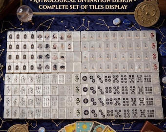 Könnte beinhalten: Ein vollständiges Set aus geschnitzten Perlmutt-Mahjong-Steinen mit astrologischem Divinationsdesign. Die Steine zeigen verschiedene Symbole, Zahlen und Illustrationen. Der Text CARVED MOTHER-OF-PEARL MAHJONG - ASTROLOGICAL DIVINATION DESIGN - COMPLETE SET OF TILES DISPLAY ist sichtbar.