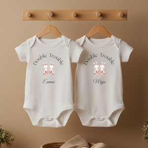 Personalisierte Baby Bodys für Zwillinge | Süßer Hasen-Print | Geschenk zur Geburt von Zwillingen |Fun Twin Outfit Bio Baumwolle 2 bestellen