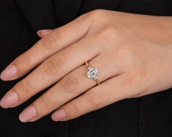 Anillo solitario de diamante ovalado cultivado en laboratorio / Anillo de compromiso de oro macizo