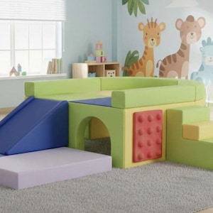 Wielokolorowy, miękki plac zabaw dla dzieci ze zjeżdżalnią i tunelem