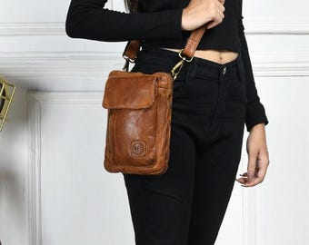 Torebka typu crossbody z brązowej skóry licowej w stylu vintage: regulowany pasek, mosiężne okucia