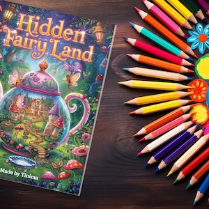 Puede incluir: Un libro para colorear titulado "Hidden Fairy Land" con una ilustración de tetera, rodeado de lápices de colores, pintura y flores decorativas. La portada del libro presenta una escena caprichosa con hadas y un paisaje de fantasía.