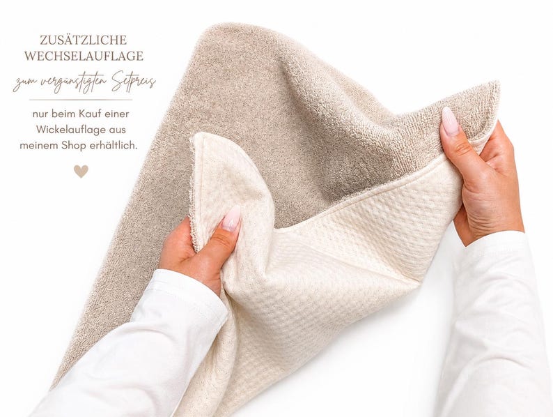 May include: A rectangular changing pad cover featuring a dual-textured design with a soft, beige terry cloth side and a cream-colored, waffle-knit fabric side. The text reads: ZUS&Auml;TZLICHE WECHSELAUFLAGE zum verg&uuml;nstigten Setpreis nur beim Kauf einer Wickelauflage aus meinem Shop erh&auml;ltlich.
