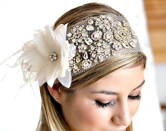 Wunderschöne Seidenblume mit weißem Strauß und Strass Dieses Headpiece ist versandfertig - Dieses Stück kann nach Ihren Wünschen angefertigt werden