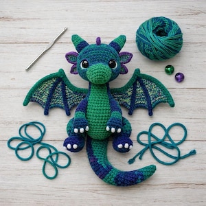 Patrón de crochet para amigurumi de dragón con hombros articulados / Armazón de alambre, alas iridiscentes (patrón PDF)