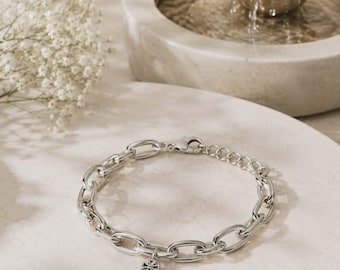 Elegantes Silberkettenarmband mit grünem Anhänger, Minimalistisches zierliches Armband, handgemachtes Schmuckgeschenk für Sie