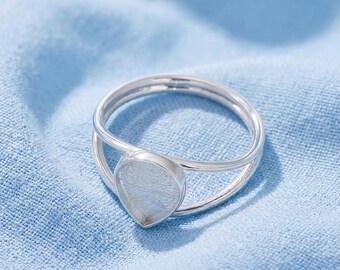 Anillo con engaste liso en forma de pera de plata de ley 925 de 8 x 10 mm. Ideal para cenizas de leche materna y relleno de resina. Joyería conmemorativa.