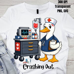 Puede incluir: Camiseta blanca con un dibujo de un pato de dibujos animados vestido con uniforme de enfermera, incluyendo una túnica azul y un gorro con una cruz roja. El pato está junto a un carro médico con un monitor y un goteo intravenoso. El texto "Crashing Out" está impreso en la camiseta.