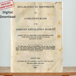 Puede incluir: Un documento antiguo titulado "Declaración de Sentimientos y Constitución de la Sociedad Antiesclavista Americana". El texto incluye una cita de la Declaración de Independencia y está fechado en 1835. El documento tiene un aspecto envejecido.