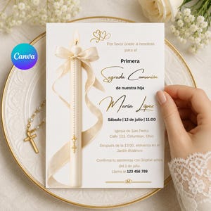 Könnte beinhalten: Eine weiße Einladungskarte mit goldener Schrift und einem Kerzenmotiv. Die Karte lautet "Primera Sagrada Comunión" und enthält Details für Maria Lopez's Veranstaltung. Ein goldener Rosenkranz und ein Canva-Logo sind ebenfalls sichtbar.