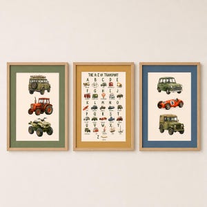 Op de afbeelding: Drie ingelijste wandposters met illustraties van transportmiddelen. De linker poster toont een groen terreinvoertuig, een rode tractor en een groene quad. De middelste poster toont een A-Z alfabetkaart van transportmiddelen. De rechter poster toont een groene auto, een rode raceauto en een groene jeep.