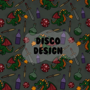 Puede incluir: Patrón repetitivo con dragones verdes con alas rojas que escupen fuego, espadas, dagas, botellas de pociones y dados rojos. El texto "DISCO DESIGN" está superpuesto al diseño. El fondo es de color gris oscuro.