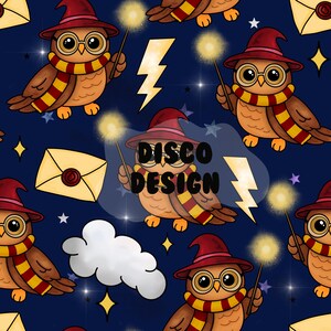 Puede incluir: Patrón repetitivo de búhos de dibujos animados con gafas, bufandas y sombreros de mago, sosteniendo varitas mágicas. El diseño incluye rayos, estrellas, sobres, una nube y el texto "DISCO DESIGN" sobre un fondo azul oscuro.