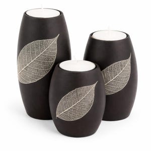 Bougeoirs artisanaux en bois de manguier avec squelette de feuille, finition marron foncé mat