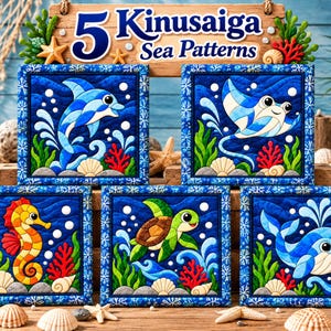 Puede incluir: Cinco piezas de arte Kinusaiga cuadradas con patrones marinos, incluyendo un delfín, una raya, un caballito de mar, una tortuga marina y una ballena. Cada panel muestra vida marina vibrante con un letrero de madera que dice 5 Kinusaiga Sea Patterns.
