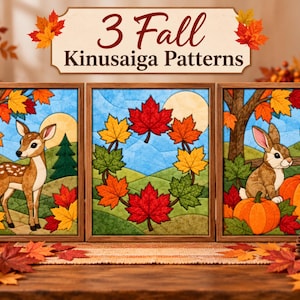 Op de afbeelding: Drie ingelijste Kinusaiga kunstwerken met herfstthema's. Links een hert in een bos, in het midden een krans van esdoornbladeren en rechts een konijn met pompoenen. De tekst "3 Fall Kinusaiga Patterns" staat boven de kunstwerken.