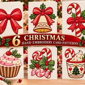 Könnte beinhalten: Sechs weiße Grußkarten mit gestickten Weihnachtsmotiven, darunter eine rote Schleife, eine Glocke, eine Zuckerstange, ein Cupcake, verschiedene Süßigkeiten und eine Tasse mit Baum. Ein rotes Banner in der Mitte zeigt den Text 6 CHRISTMAS HAND EMBROIDERY CARD PATTERNS.